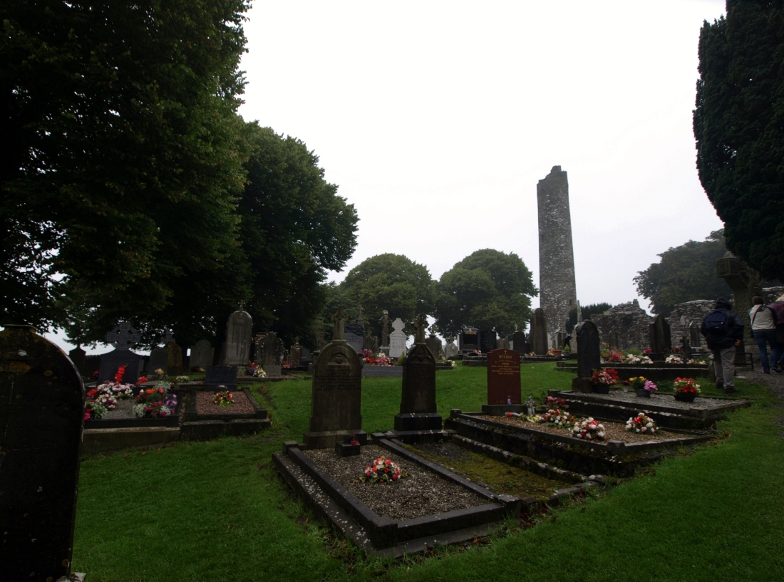 visite sous la pluie du site de Monasterboice : le cimetière et la tour ronde