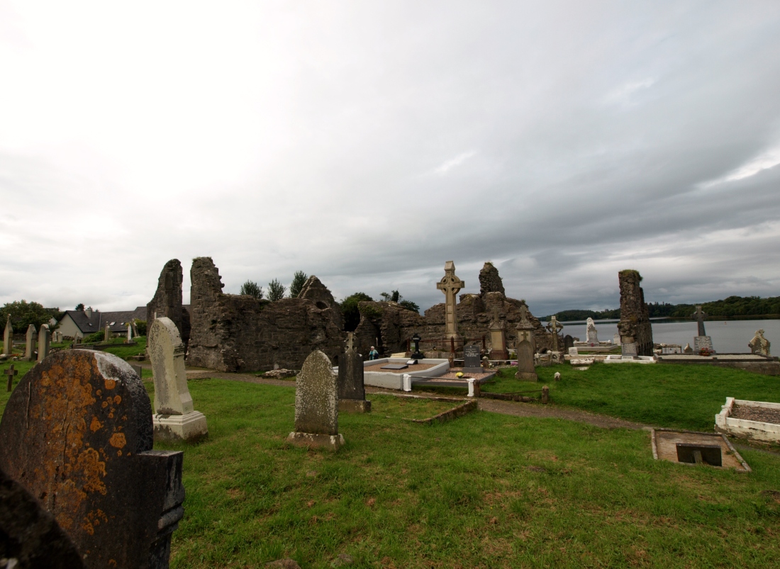 Les ruines de l’abbaye de Donegal et son cimetière